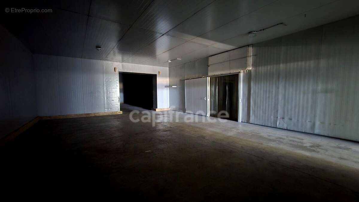 Local/bureau à vendre SOUBISE (17) 1600m² de surface développée - photo 11