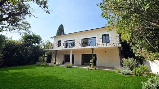 AIX superbe MAISON DE VILLE CONTEMPORAINE  340 M2 -7 chambres- beaux volumes- calme total- - photo 2
