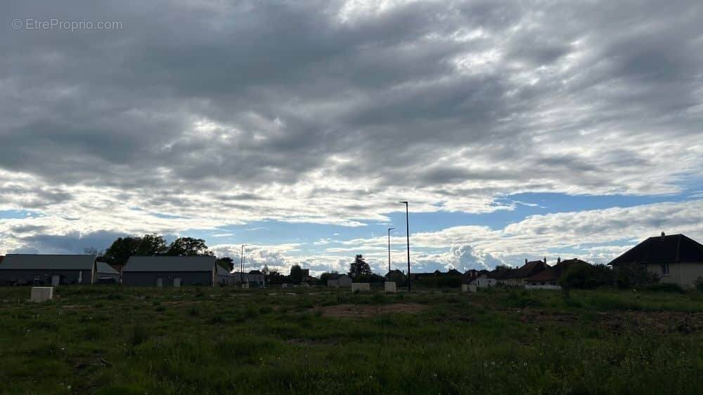 Terrain à SAINT-PANTALEON-DE-LARCHE