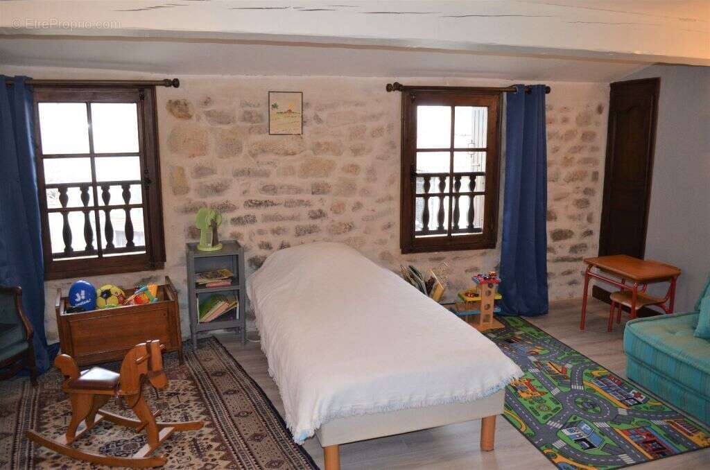 JONQUIERES Maison de village 380 m² avec cour et terrasse - photo 8