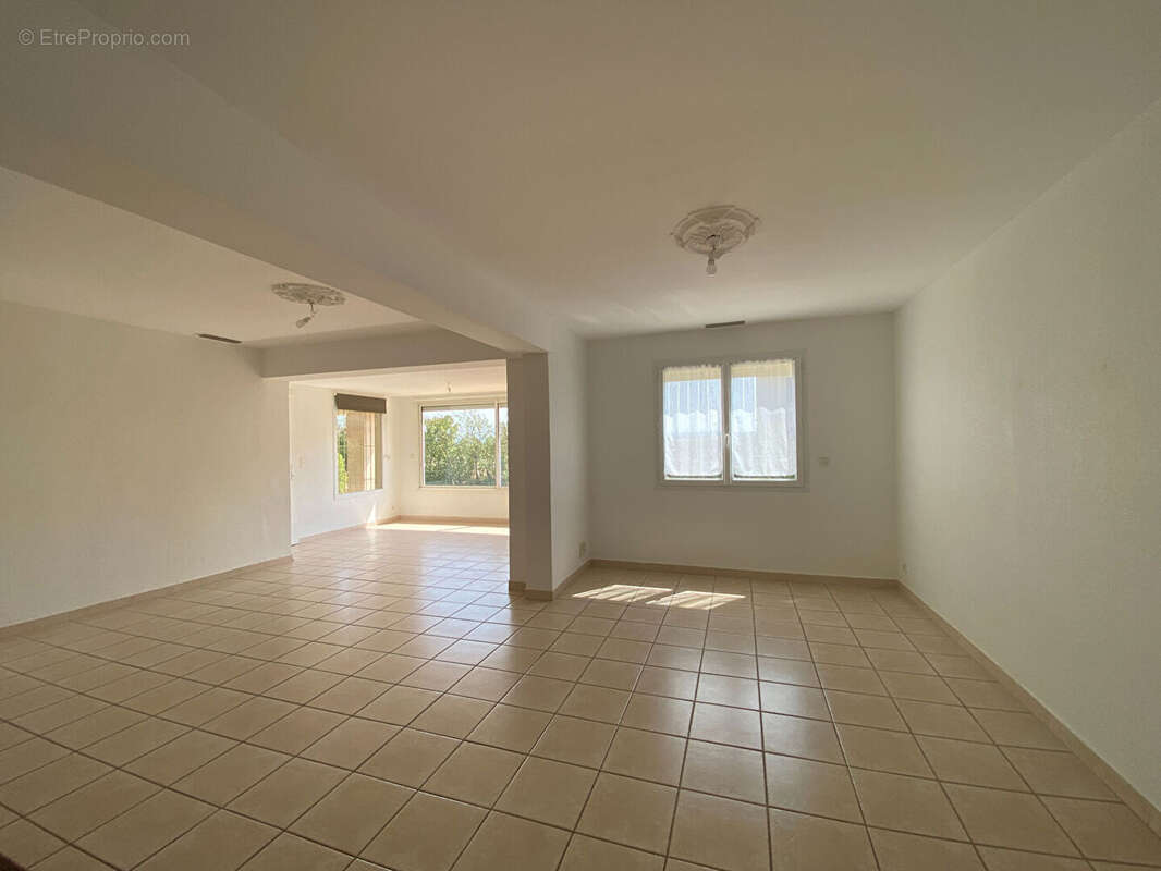 Plain-pied, 4 chambres, grand garage - photo 2