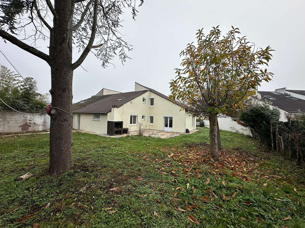 Maison à SAVIGNY-LE-TEMPLE