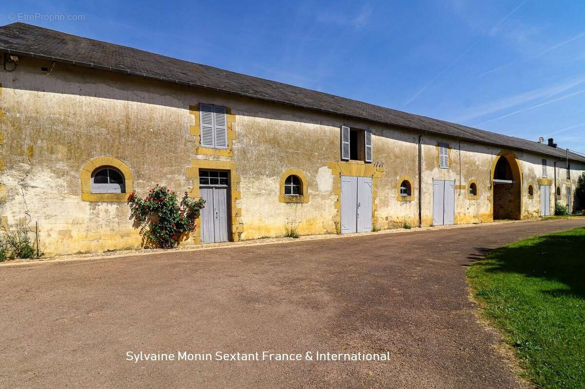 Superbe propriété rénovée sur 2,6 hectares, dépendances et espace piscine avec pigeonnier - photo 3