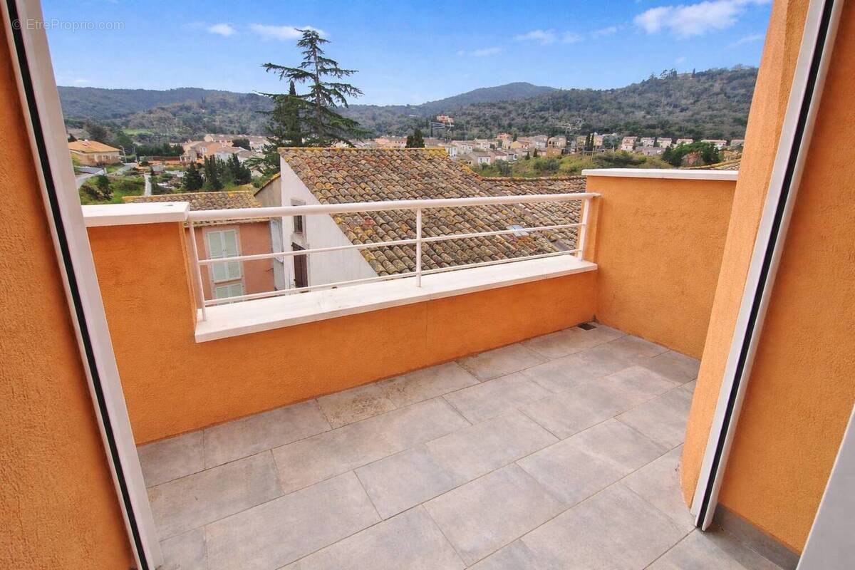 Appartement à ROQUEBRUNE-SUR-ARGENS