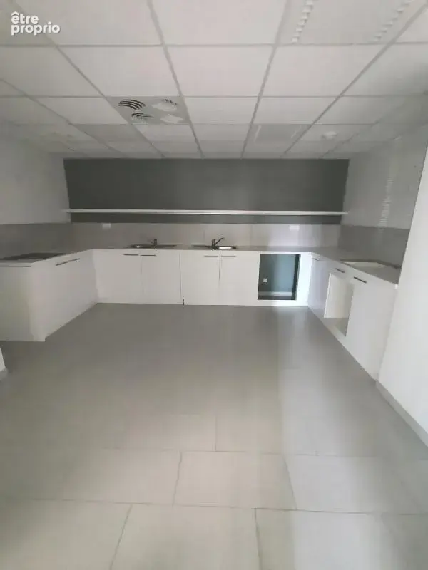 A VENDRE Local commercial - 241m² - BELLEVILLE-EN-BEAUJOLAIS - Face gare - photo 3