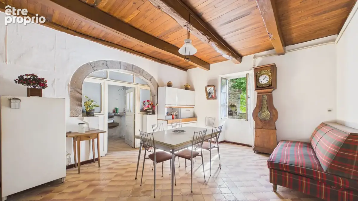 Maison de village en pierre à rénover avec cour intérieure, four à pain et dépendance - photo 8