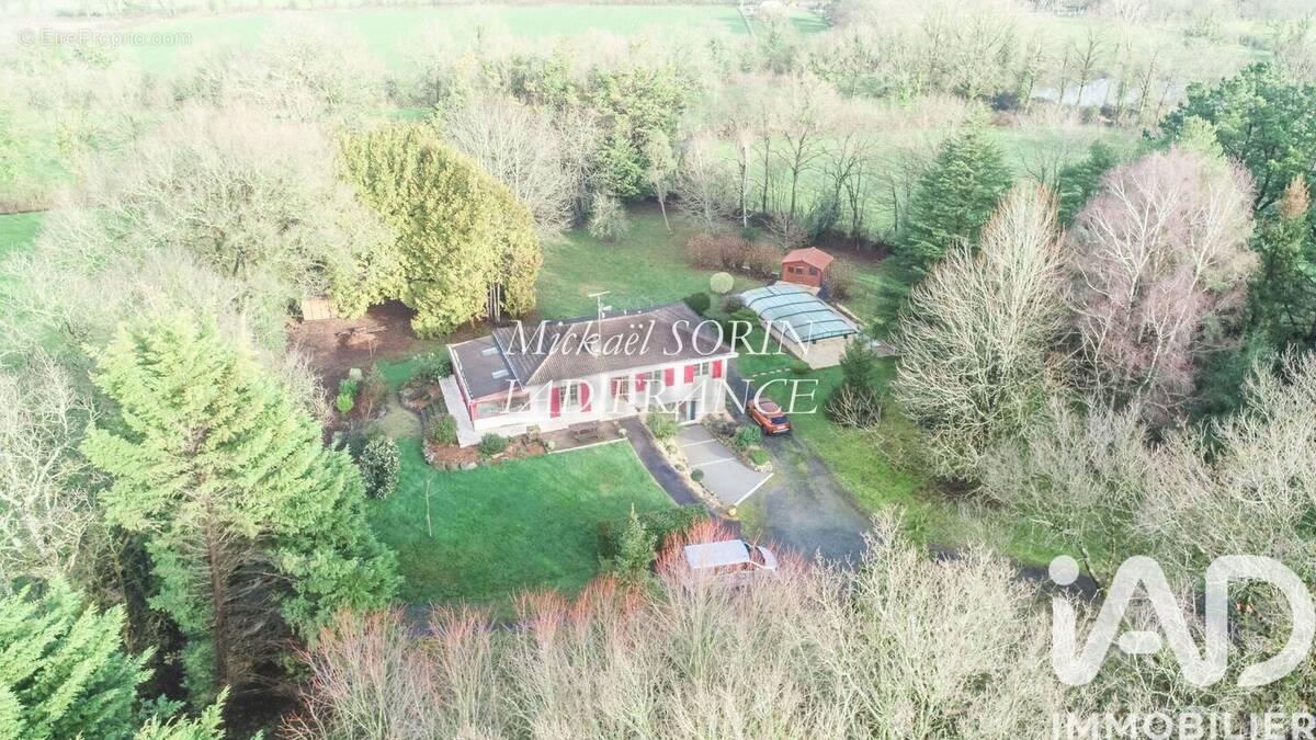 Photo 1 - Maison à LA CHAIZE-LE-VICOMTE