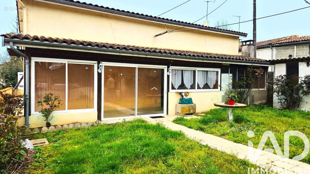Maison 135 m² à Saint-Martin-De-Coux  - photo 2