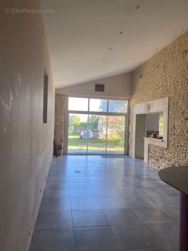 Belle maison en pierres, de 234 m2 habitables, 2 pigeonniers à rénover, hangar et dépendances - photo 5