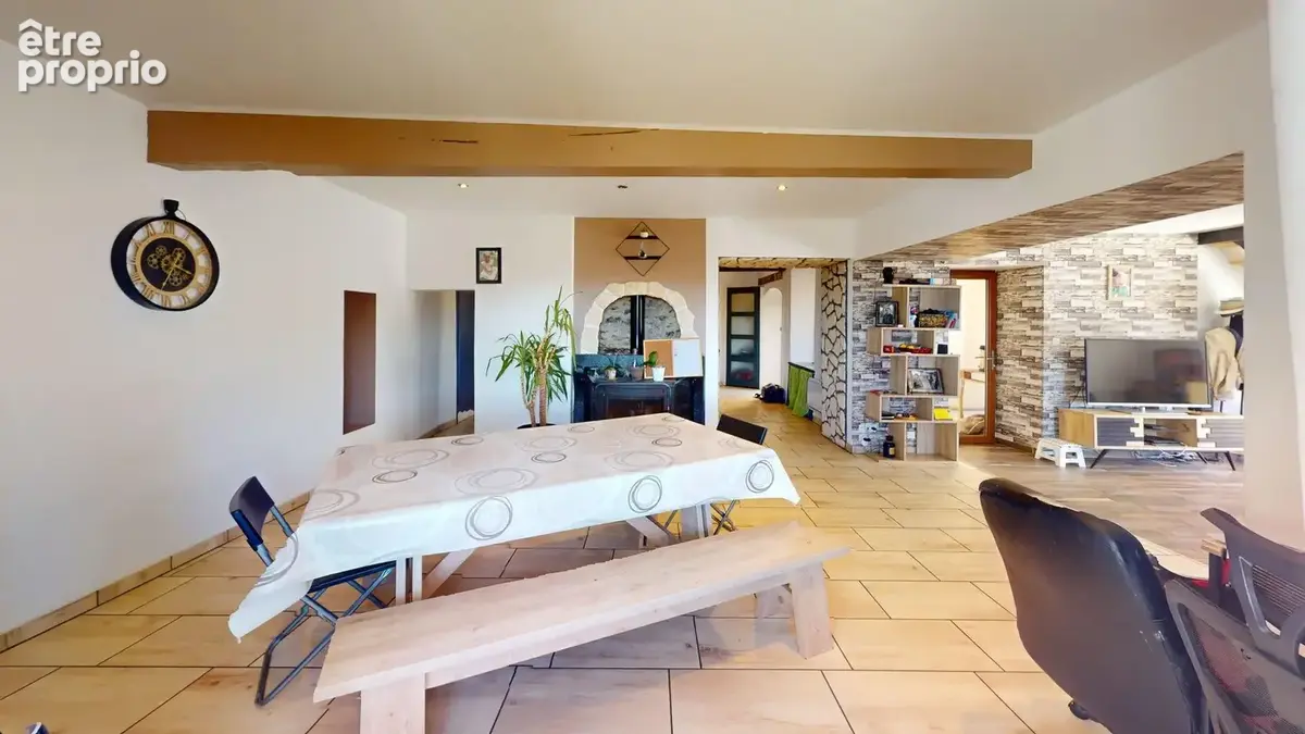 Une maison rénovée, spacieuse et prête à accueillir votre famille ! - photo 2
