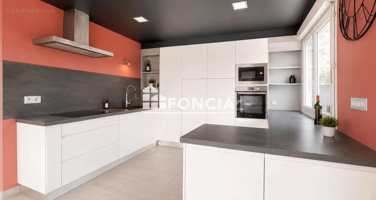 TOUSSIEUX (01600) – Maison familiale de 150 m² sur un terrain de plus de 1 800 m² avec piscine, jacuzzi et vue dégagée - photo 4