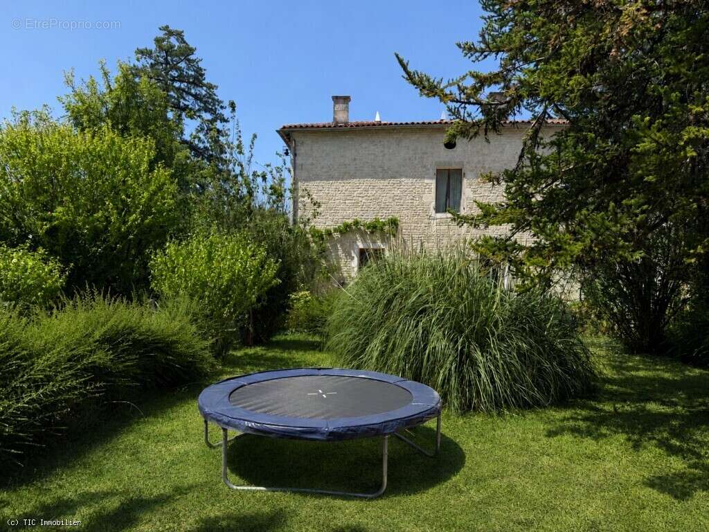 Belle Maison Sur Un Parc de 4843m² Avec Piscine - photo 26