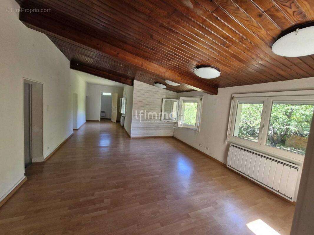 Maison à VILLENEUVE-LA-COMPTAL