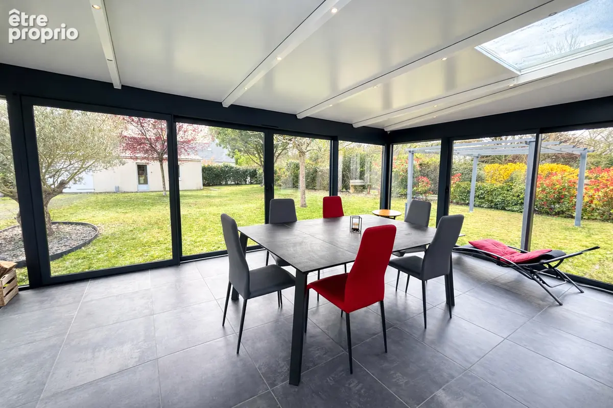 Maison familiale , 4 Chambres avec véranda, studio et deux garages .Proche Saumur - photo 6