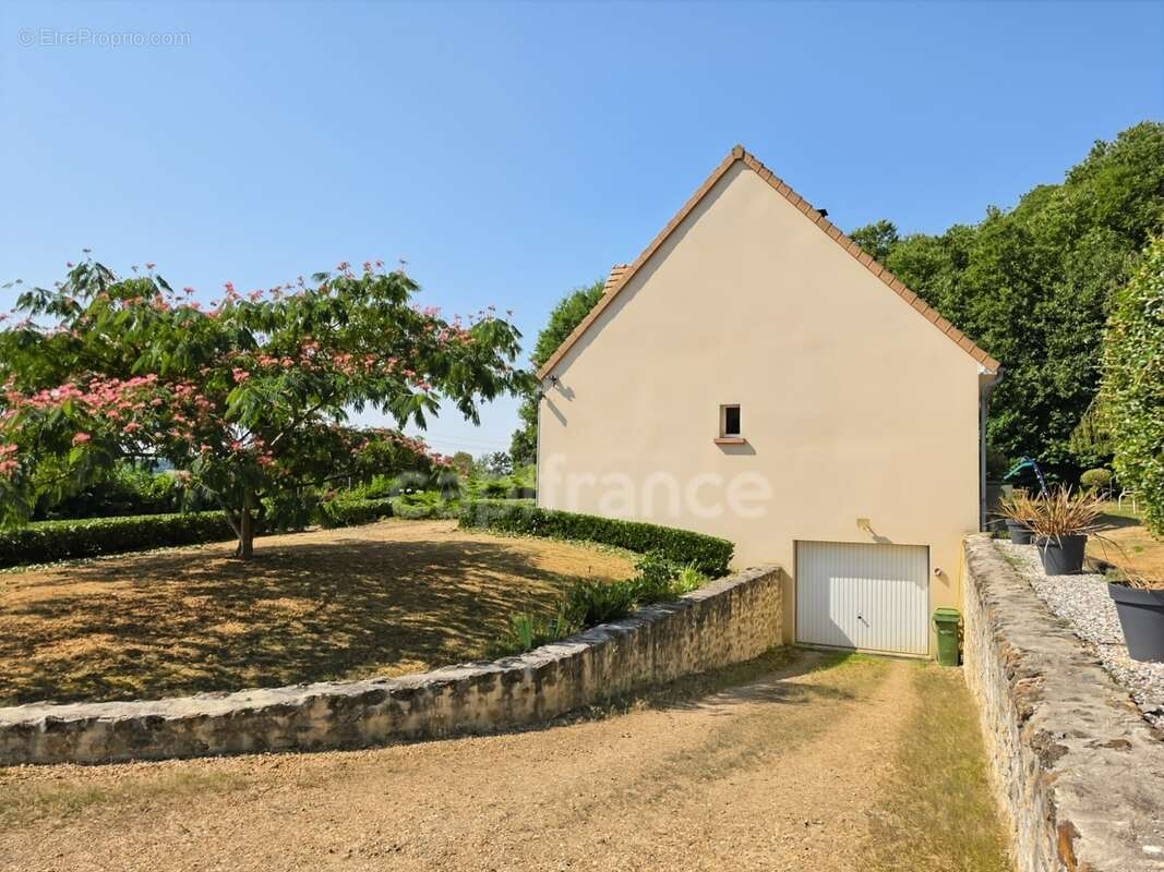 Maison familiale de 4 chambres sur plus de 6 000 m² de terrain à Saint-Maixent - photo 2