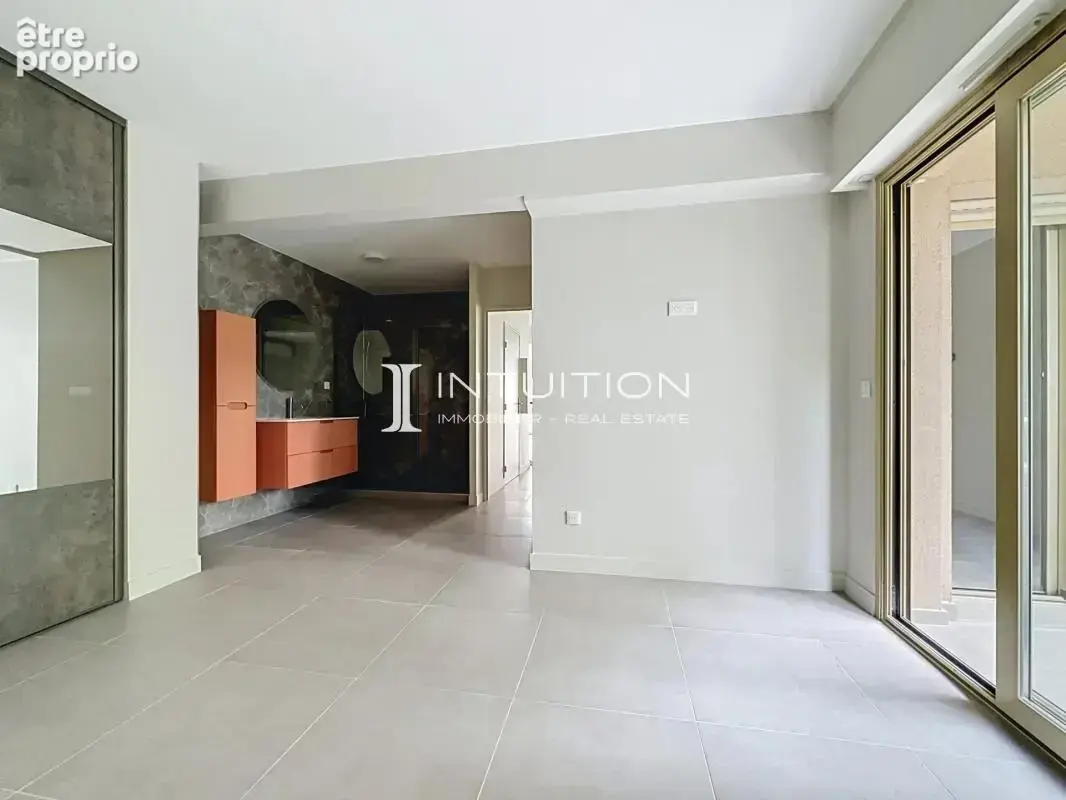 Cannes – Quartier des Anglais : élégant 3 pièces entièrement rénové avec terrasse de 17 m², garage et cave - photo 8