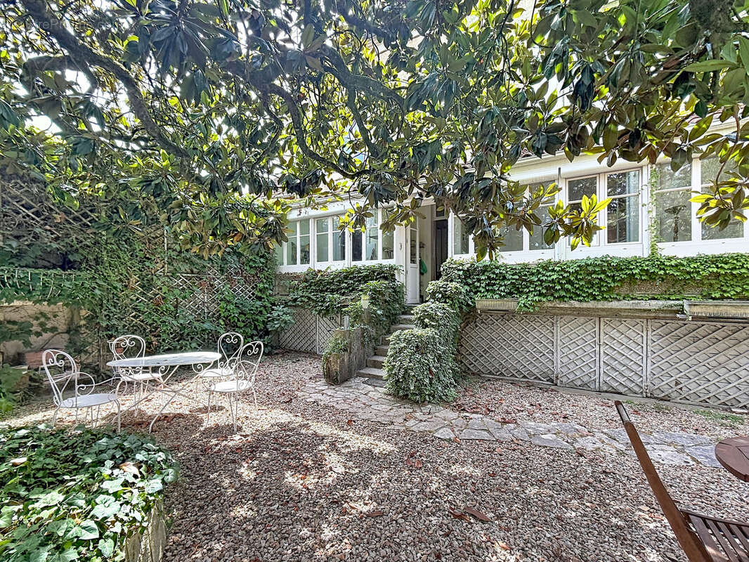 JARNAC Elégante maison de maître avec garage et belle parcelle de jardin. - photo 2