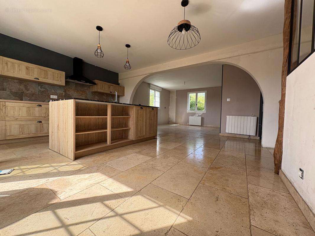 Maison avec fort potentiel , sous-sol complet et 1 800 m² de terrain constructible - photo 5