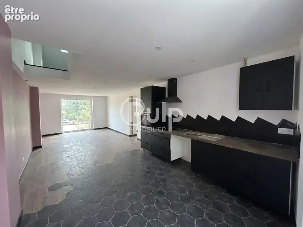 Immeuble de rapport - 2 appartements - Local commercial - Hangar 200 m2 - photo 1