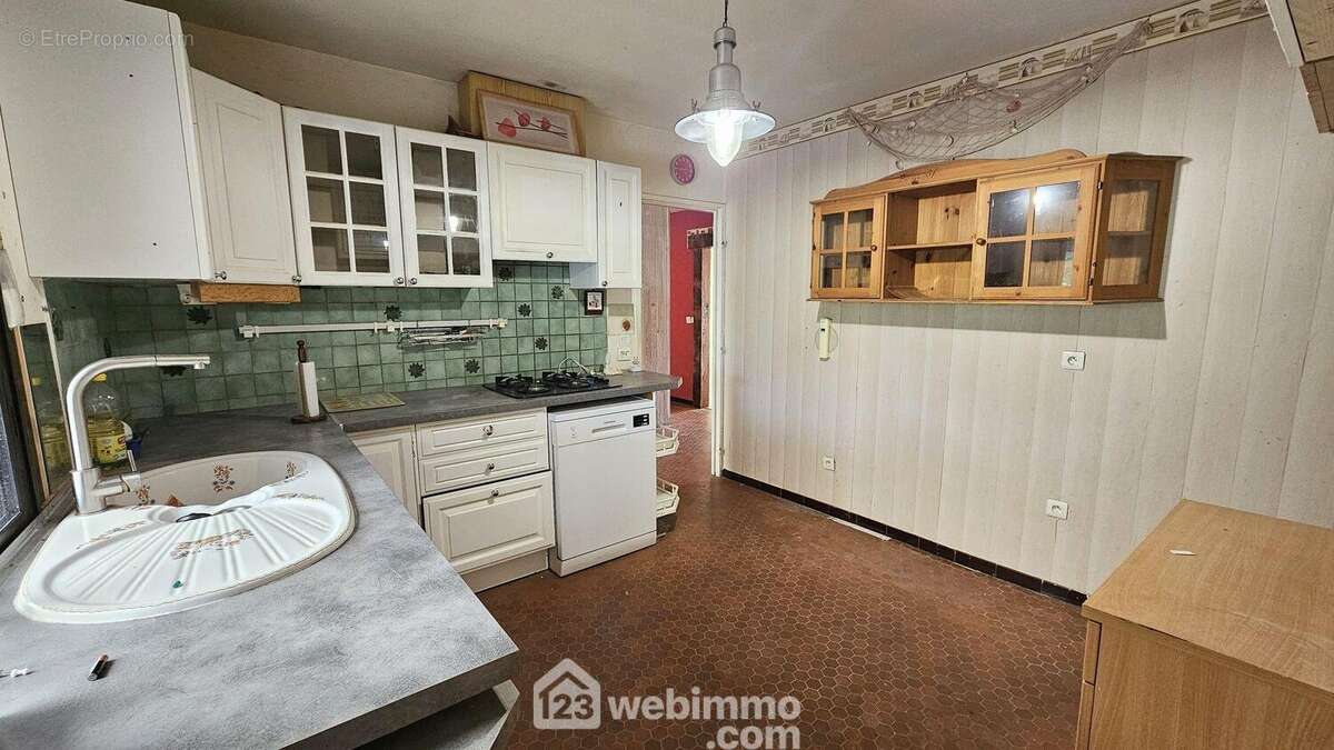 Une cuisine de 11 m² équipée. - Maison à MILLY-LA-FORET