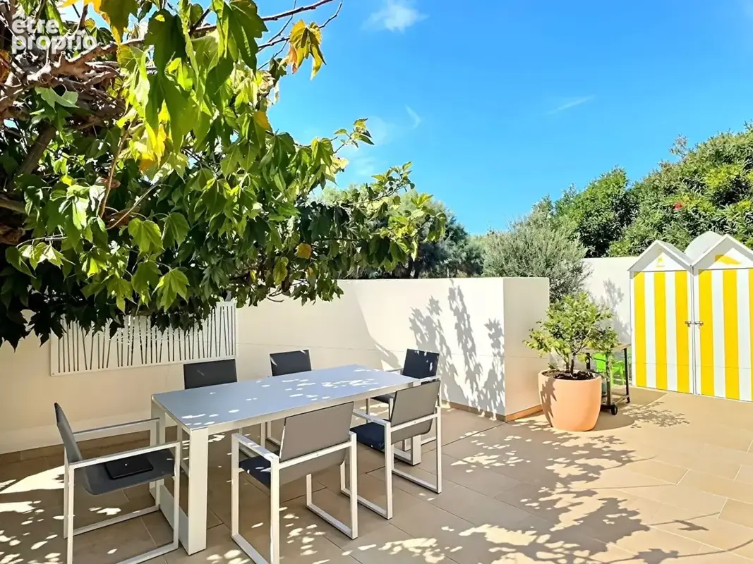 La Grande-Motte, Le Couchant  Villa de plage en première ligne, 60 m² de terrasses, piscine et garage - photo 1