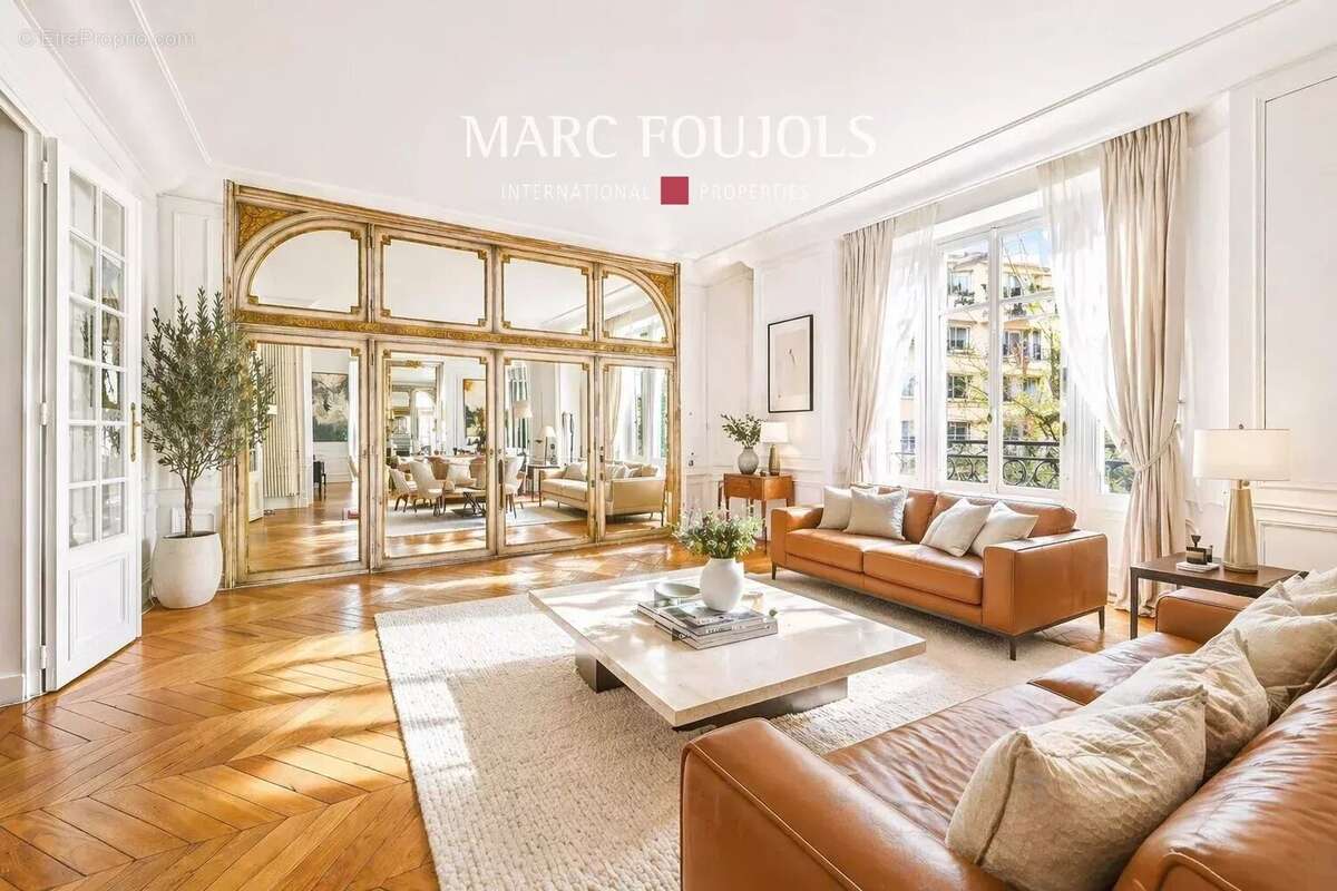 Appartement à PARIS-16E