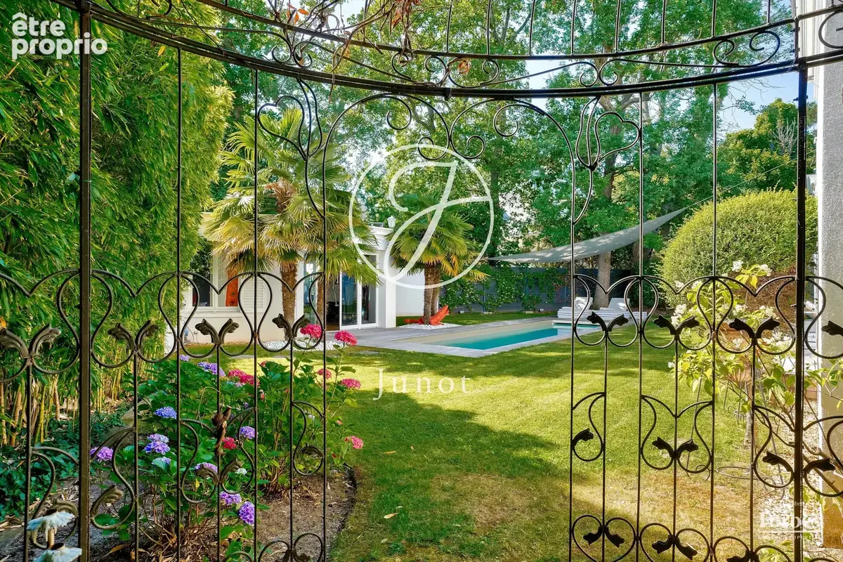 Le Vésinet - SUD - Maison - 6 chambres - 300m² - Terrain 1800m² avec piscine. - photo 4