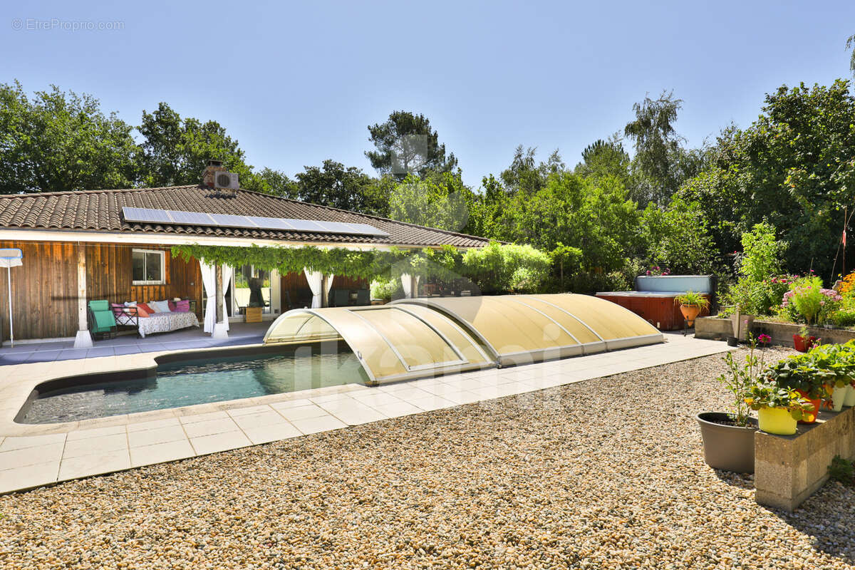 Superbe propriété avec piscine, dépendances et jardin paysager à deux pas des commodités - photo 15