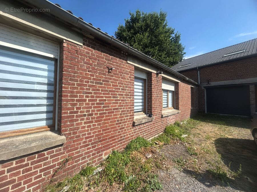 Maison de campagne bénéficiant de beaux volumes bâtie sur 1839m2 avec sa grange attenante à aménager !! - photo 18