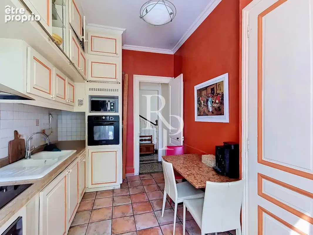 Lyon 5e   Saint-Just / La Favorite   Maison de maître de 268 m2 avec jardin et stationnements - photo 6