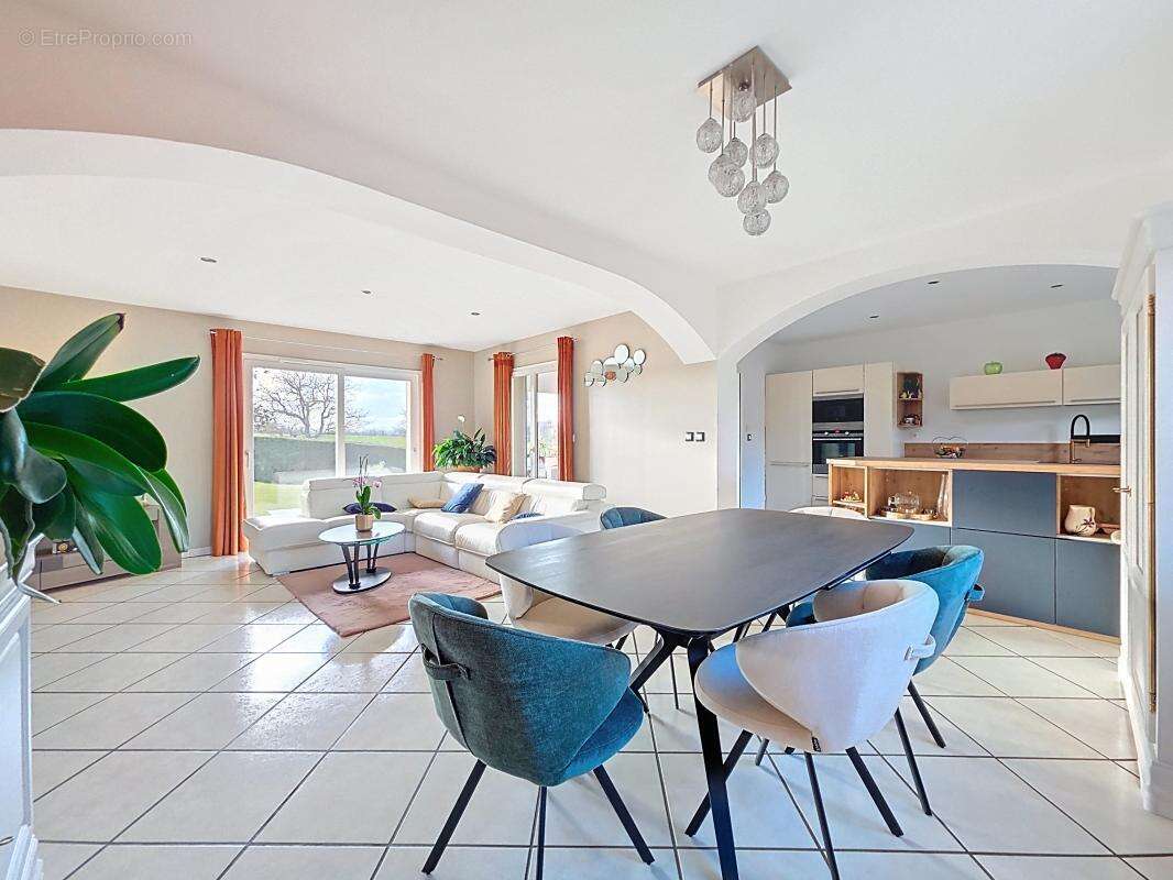 Maison à EYZIN-PINET