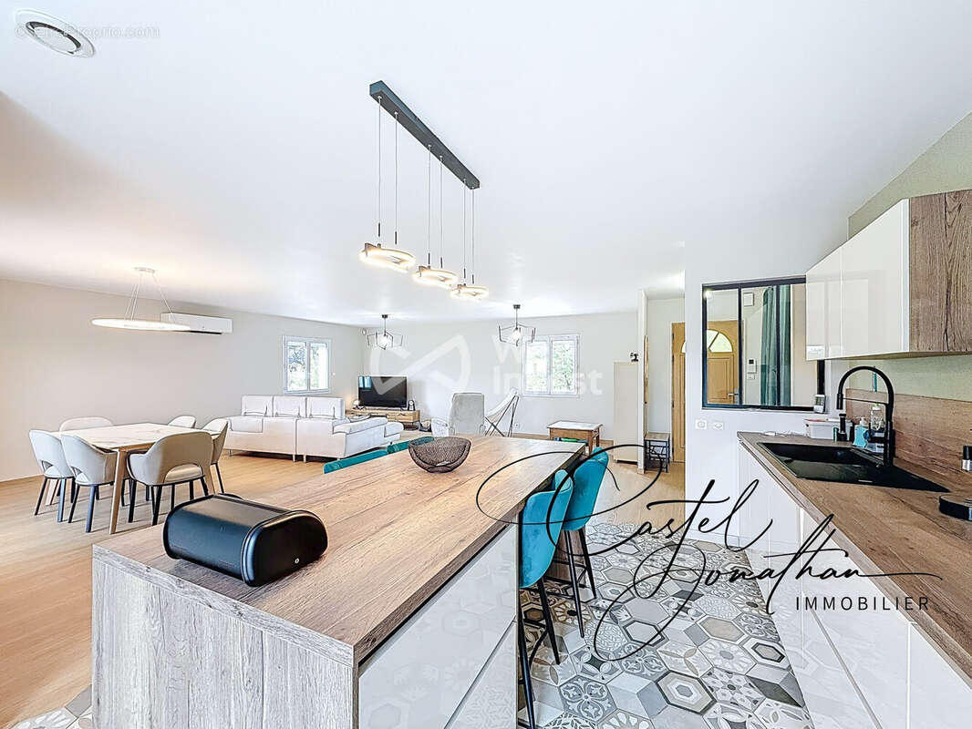 Maison 172 m² à Lapeyrouse-Mornay  - photo 3