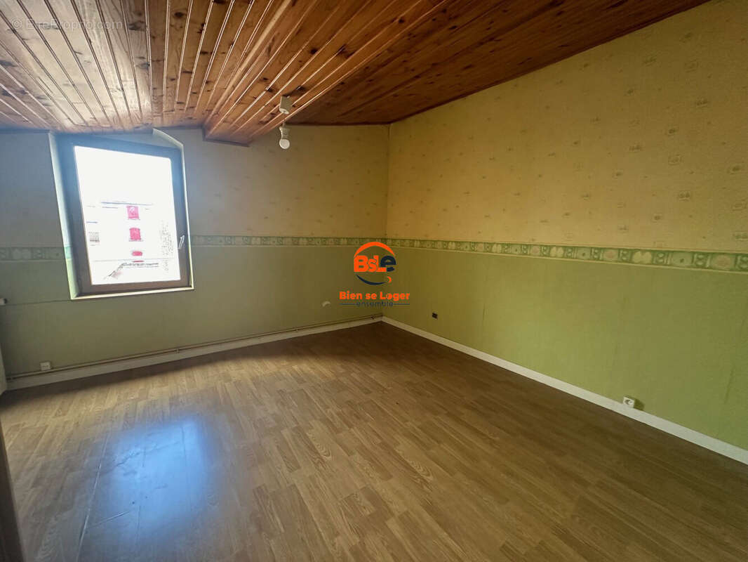 MAISON DALLET MUR SUR ALLIER A VENDRE 4 CHAMBRES AVEC GARAGE - Maison à DALLET