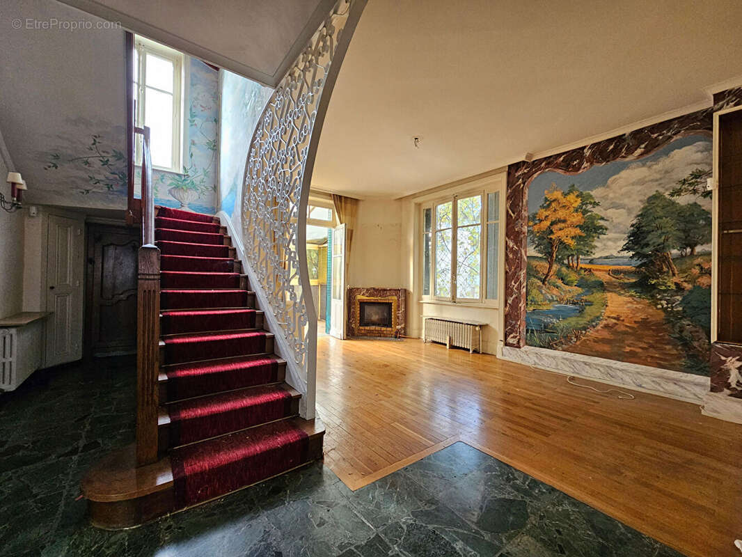 Maison Bourgeoise 7 pièces sur parcelle 1638 m² CREPIEUX - photo 2