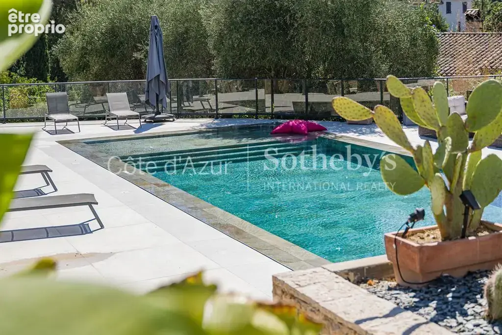 Mougins, propriété familiale rénovée avec piscine, spa et vaste jardin paysager - photo 17