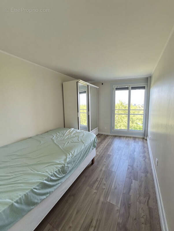Appartement T4 lumineux avec balcon loggia   Immeuble rénové, sans vis-à-vis, cadre verdoyant   DPE : D - photo 3