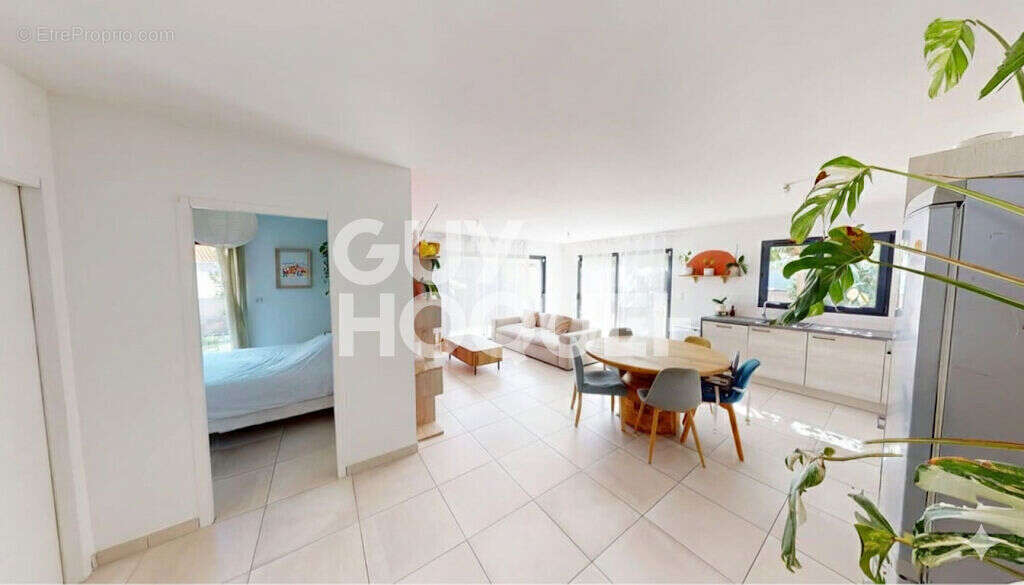 PEZILLA LA RIVIERE, Maison 3 faces de plain pied, 3 chambres avec garage et jardin. - photo 2