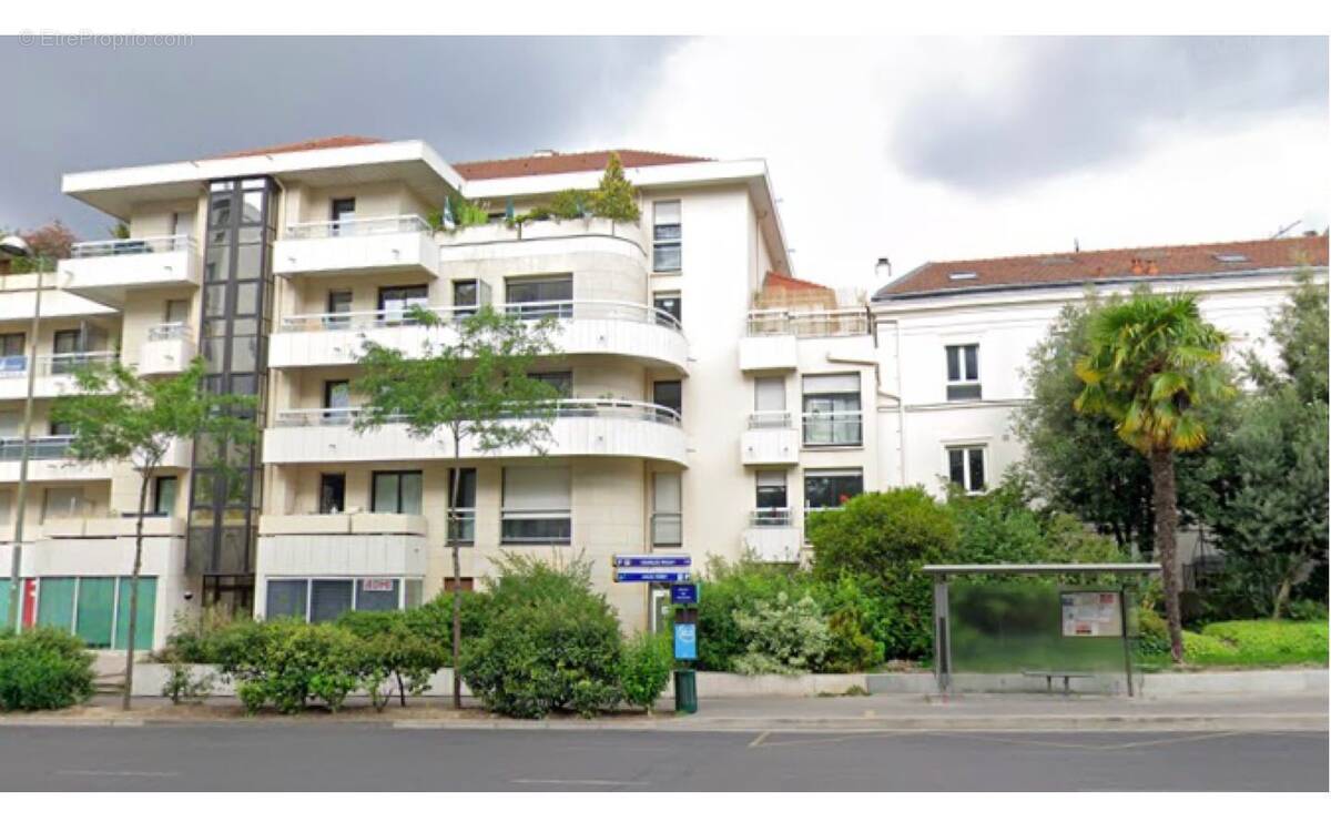 Commerce à SURESNES