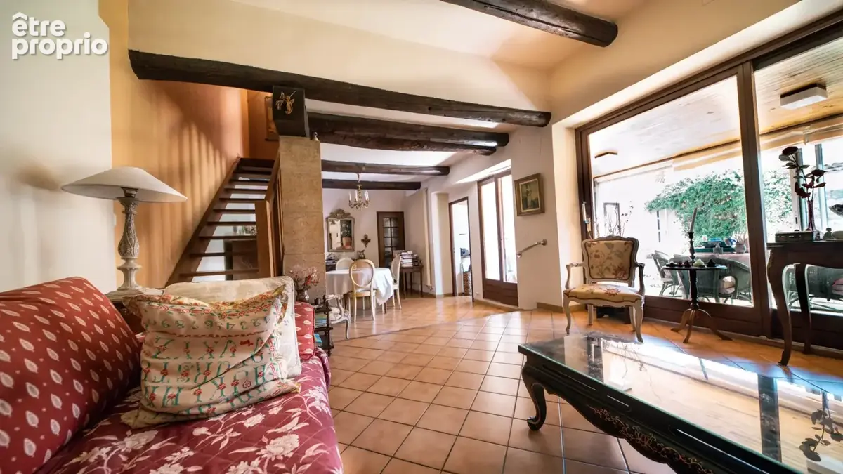 Lançon-de-Provence – Maison de charme T5 de 150 m² avec patio, terrasse panoramique, studio et garage - photo 7