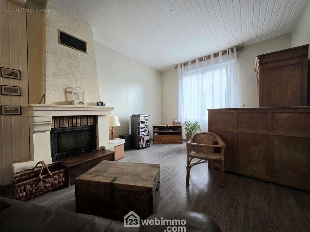 Il vous séduira par son authenticité et sa belle cheminée à foyer fermé - Maison à SAINT-QUENTIN