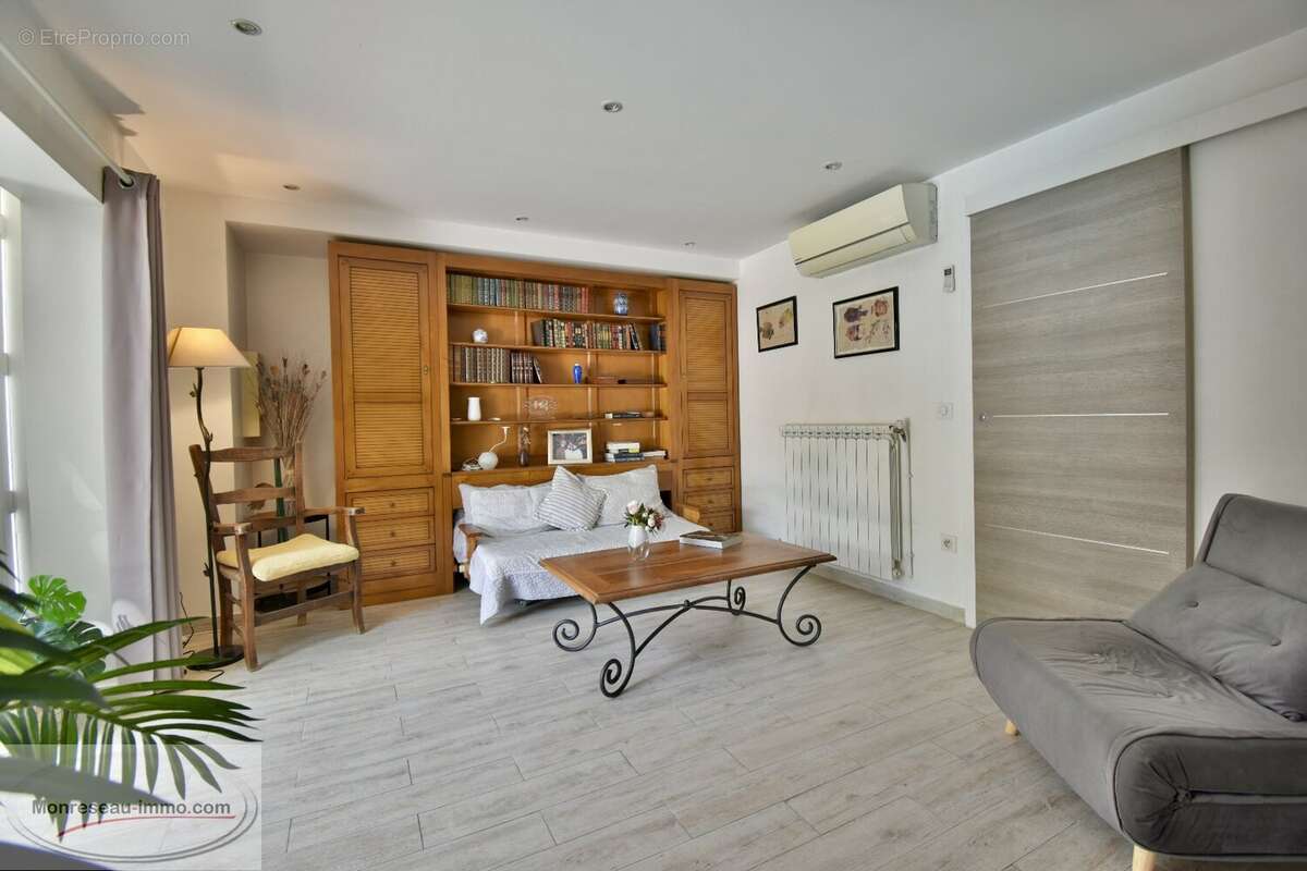 Maison à LA ROQUETTE-SUR-SIAGNE