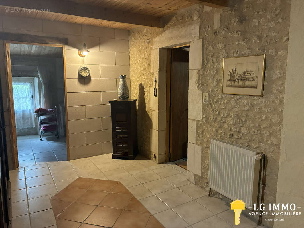 Belle maison familiale de 315 m2,  4 chambres, terrain 8000 m2, dependances - photo 11