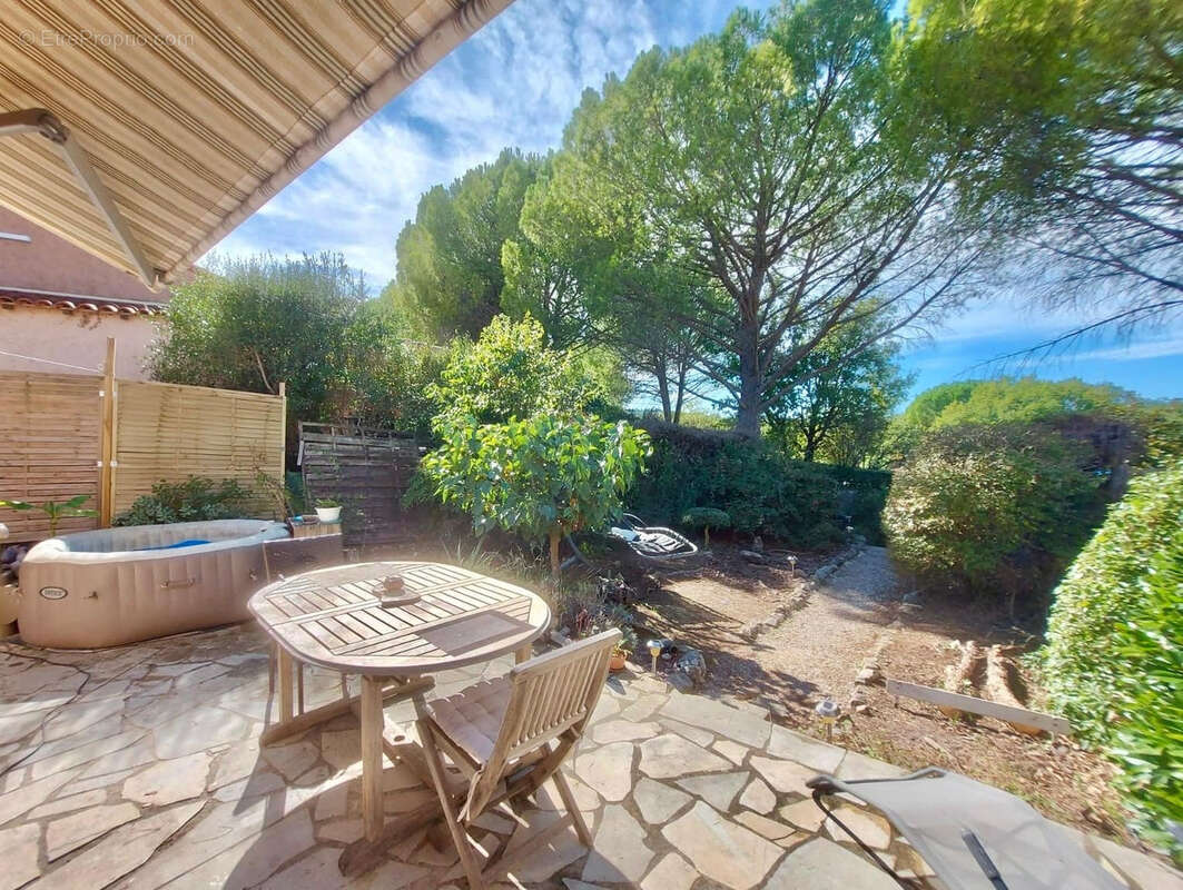 Appartement à TOURRETTES