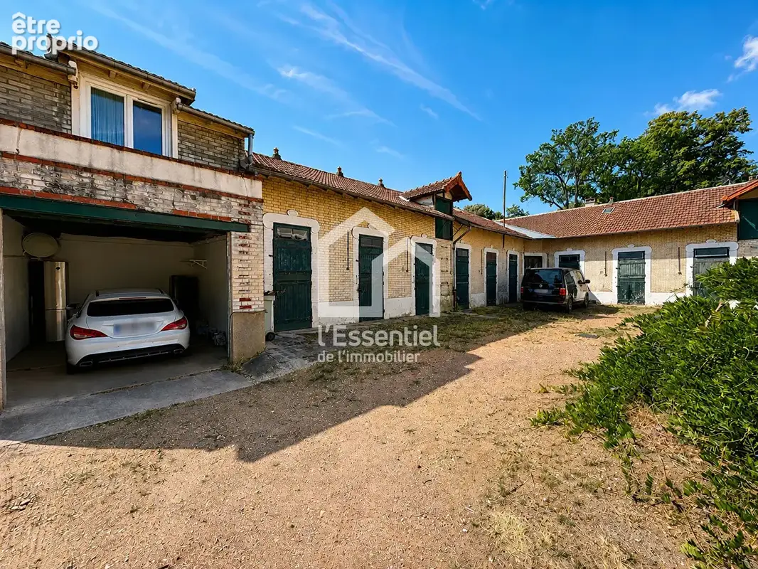 A VENDRE - MAISONS LAFFITTE  PARC- PROPRIÉTÉ 170 m² - sous sol total - 14 box à chevaux - STUDIO indépendant - 812 m² TERRAIN - photo 10