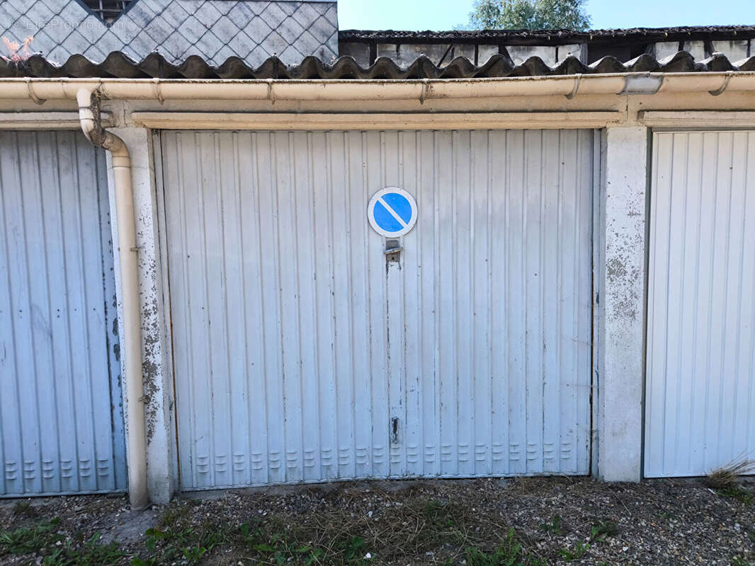 Parking à SAINT-LEGER-DU-BOURG-DENIS