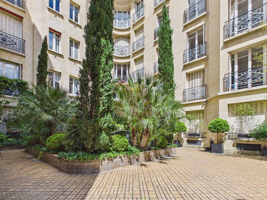 Appartement à PARIS-16E