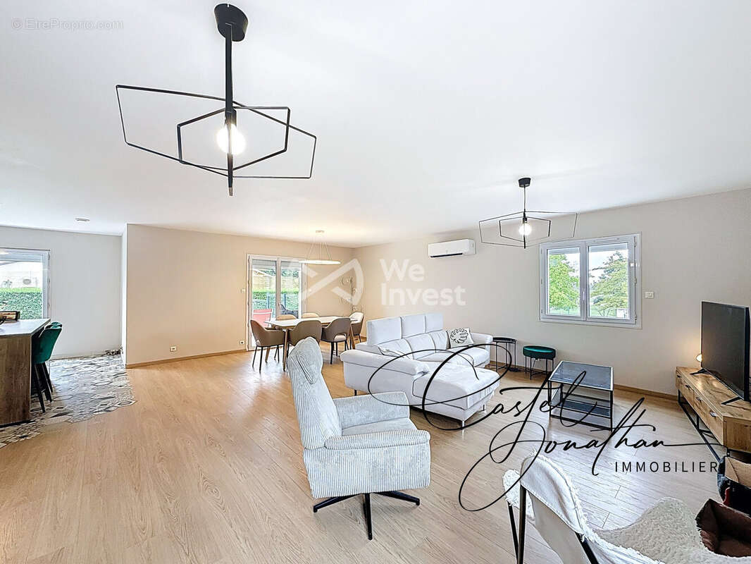 Maison 172 m² à Lapeyrouse-Mornay  - photo 4