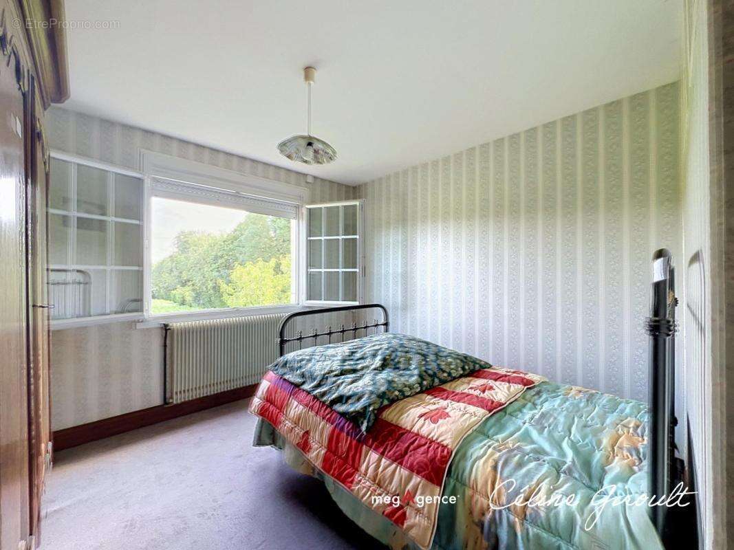 Contruction de qualité avec 7 chambres et beaucoup de stationnement ! - photo 14