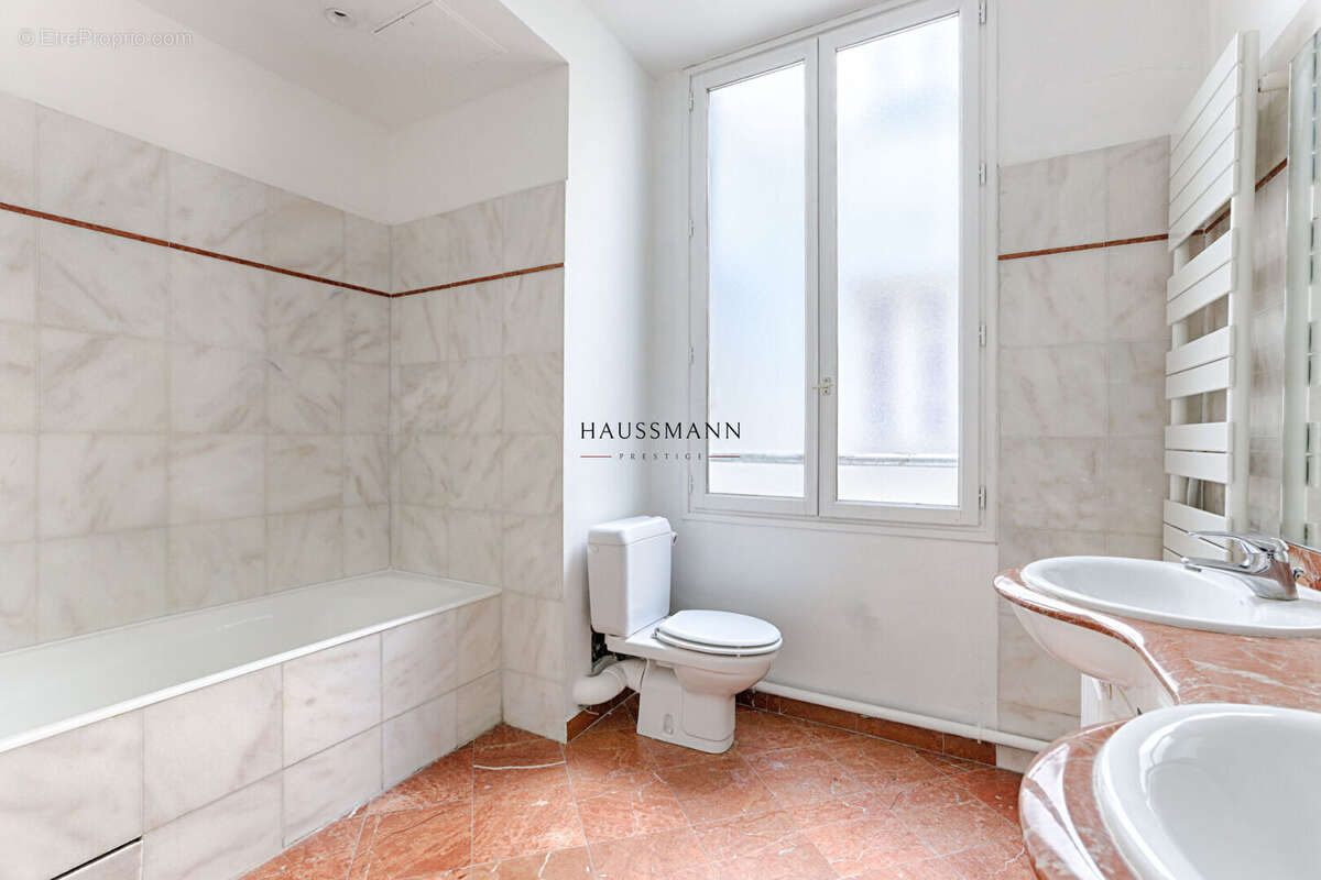 Appartement à PARIS-8E