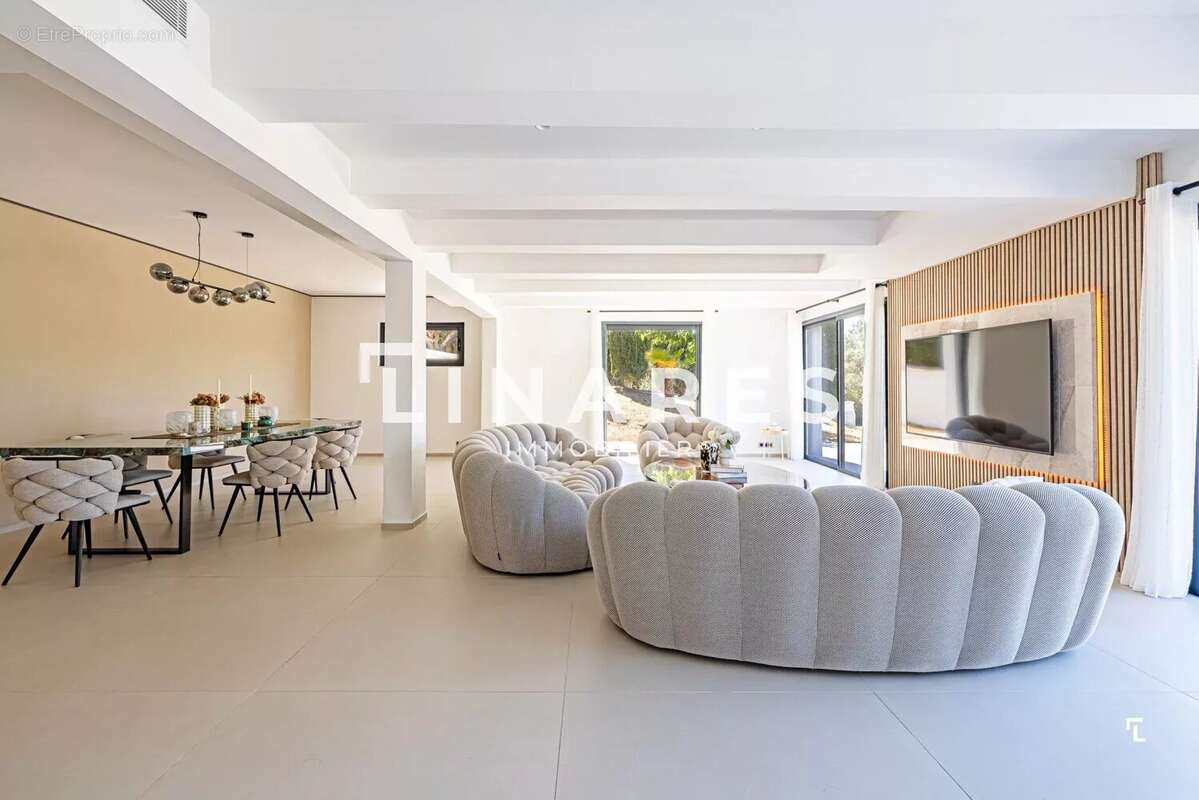 L'ICONIQUE - Villa T6 de 343m² - Dépendance - Piscine - Court de tennis - Terrain de 8000m² - 13420 GEMENOS - photo 7